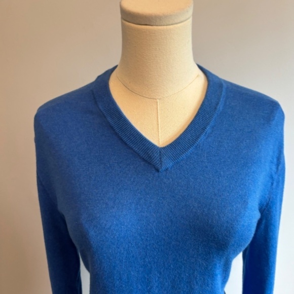 GAP, Women's V-neck, Wool-Cashmere Blend, Long Sleeve Sweater, SZ XS - Picture 2 of 6